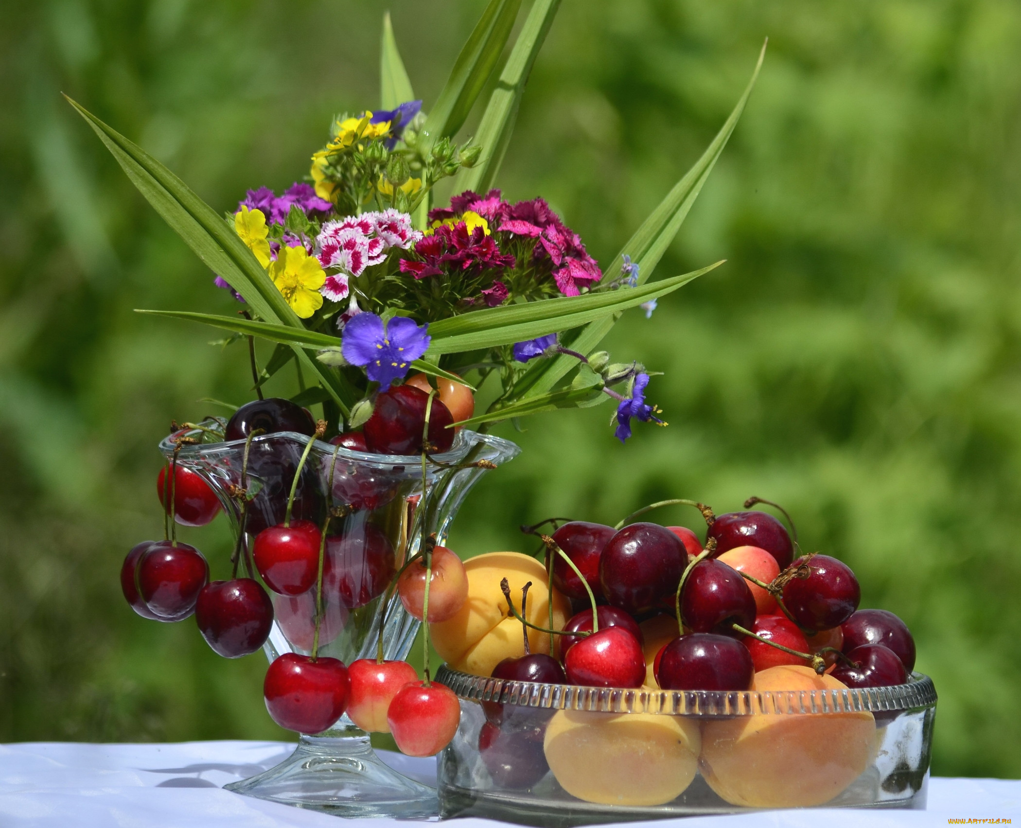 Летний натюрморт с цветами и фруктами
